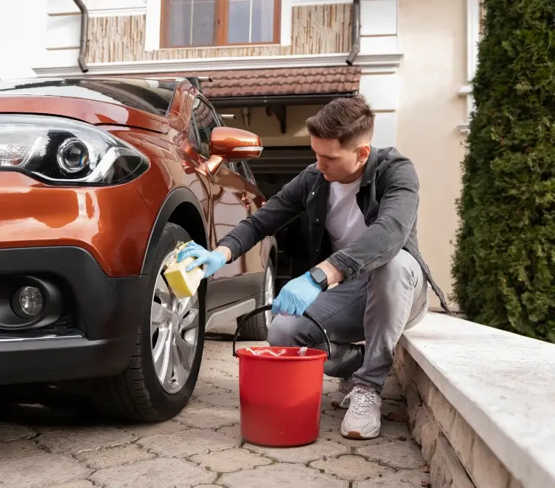 Lavage auto à domicile Saint-Myon : professionnel intervenant sur un véhicule